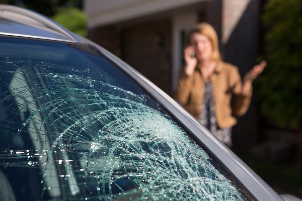 Что делать, если стекло авто разбили во дворе